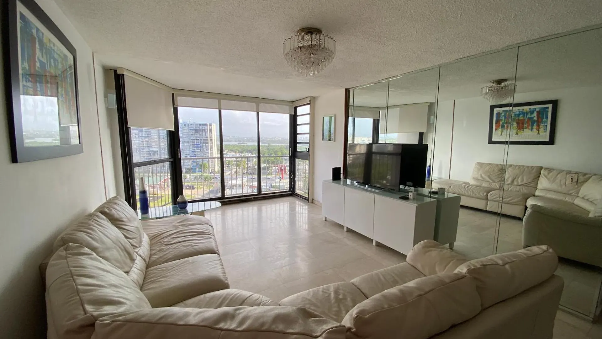 Downtown Isla Verde Beachfront Apartment With Pool And Parking 산후안